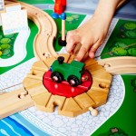 Set trenulet din lemn Big City Train cu masuta de joaca maro